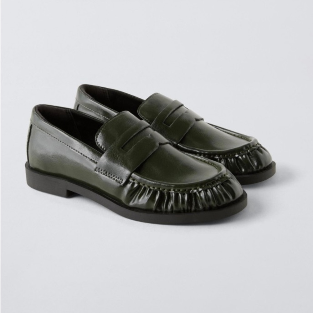 Zara Classic Loafers
Color: Green Size: 37 / 38 /